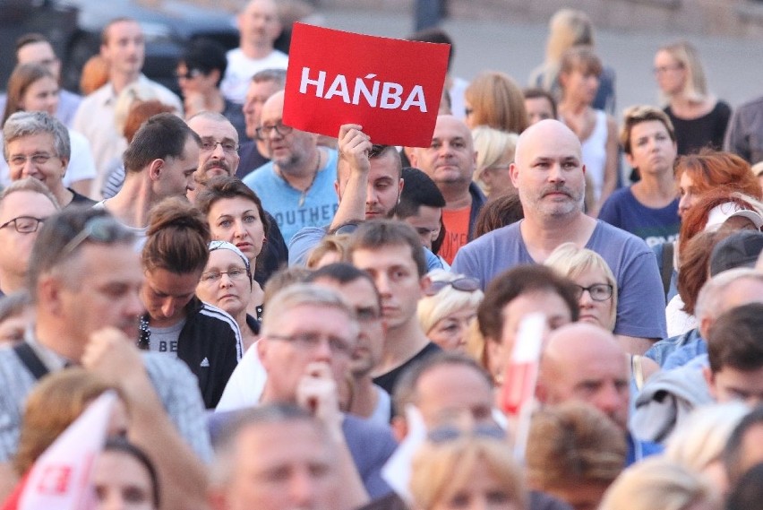 Wielka manifestacja w centrum Kielc „Wolne Sądy” z tysiącami uczestników  