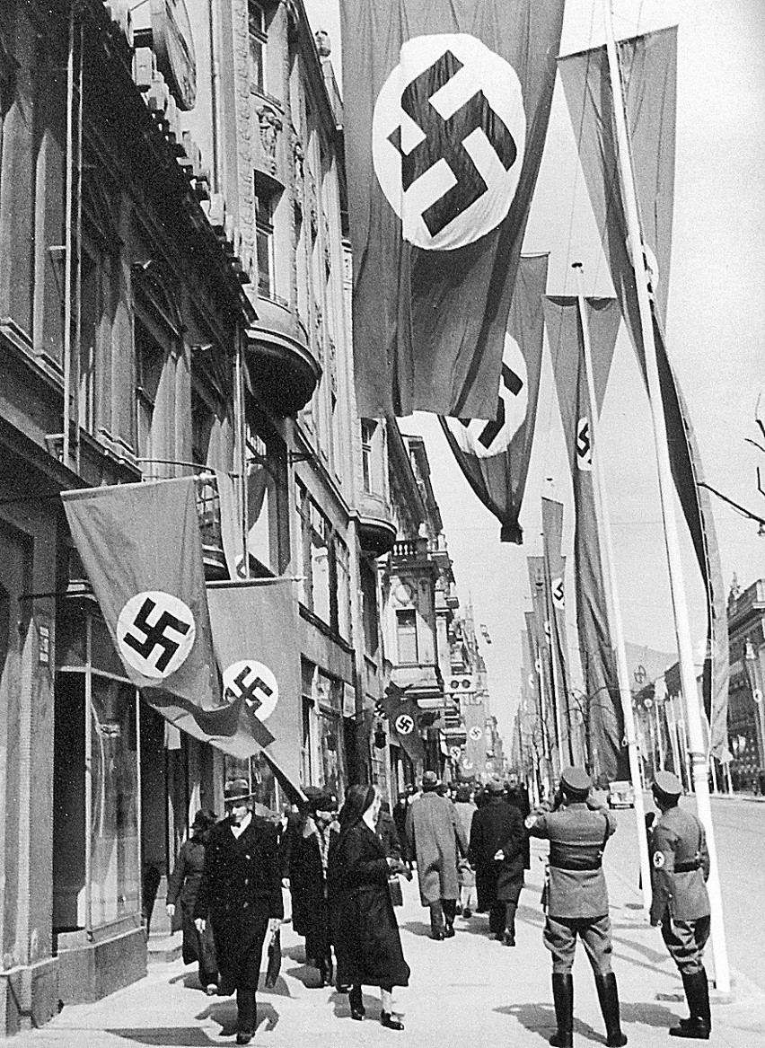 Na łódzkich ulicach zawisły hitlerowskie flagi, m.in. na ul....