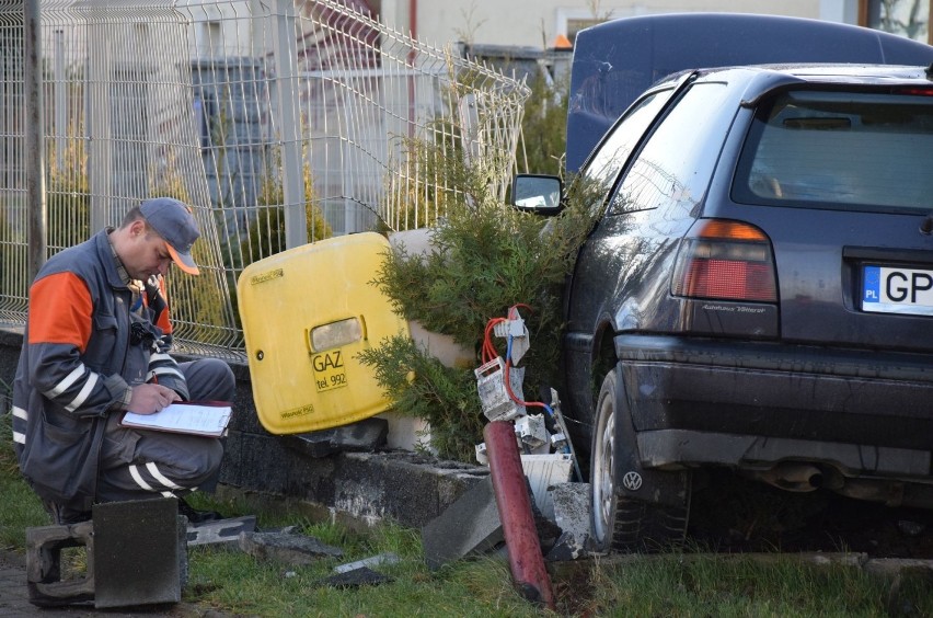 Wypadek w Połchowie. 49-latek volkswagenem wjechał w skrzynkę z gazem. Został odwieziony do szpitala [ZDJĘCIA, WIDEO]