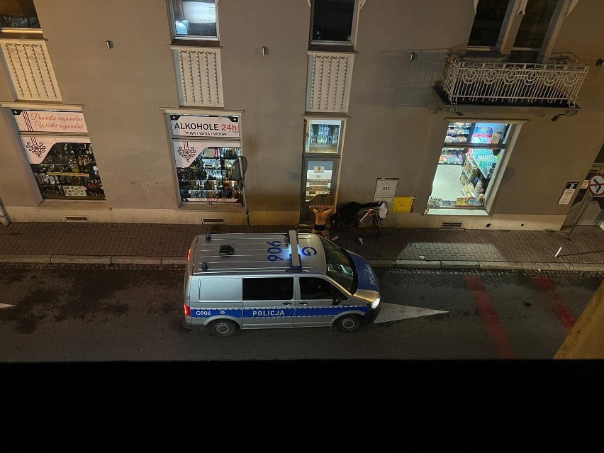 Interwencje policyjne przed sklepem monopolowym w Nowym...