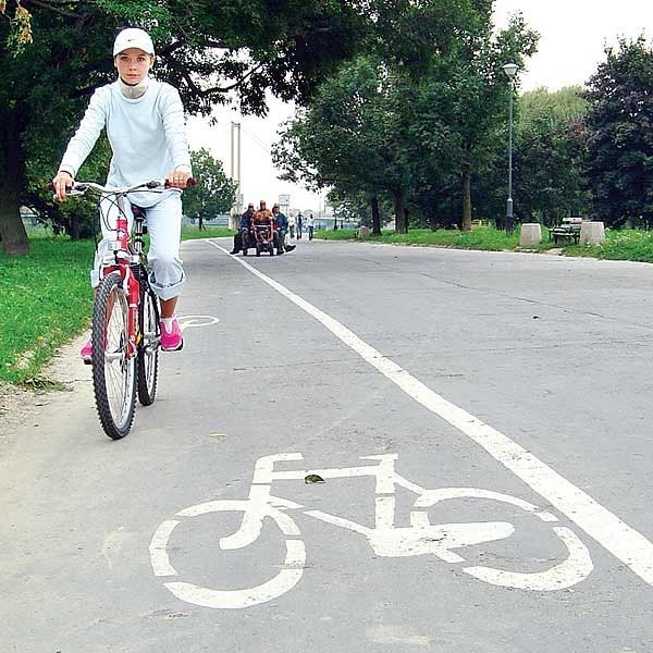 Rowerzysta korzystający ze ścieżki powinien pamiętać, że wolno mu poruszać się tylko po oznaczonej rowerem stronie. Druga część służy tylko pieszym.