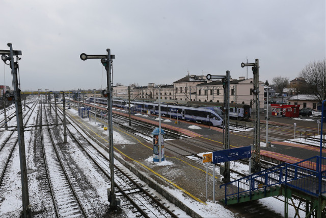 Emerytowany kolejarz chce zmian nazw dworców PKP w Białymstoku