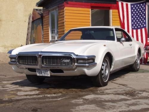 Oldsmobile Toronado był pierwszym powojennym samochodem amerykańskim z przednim napędem. Produkcję r