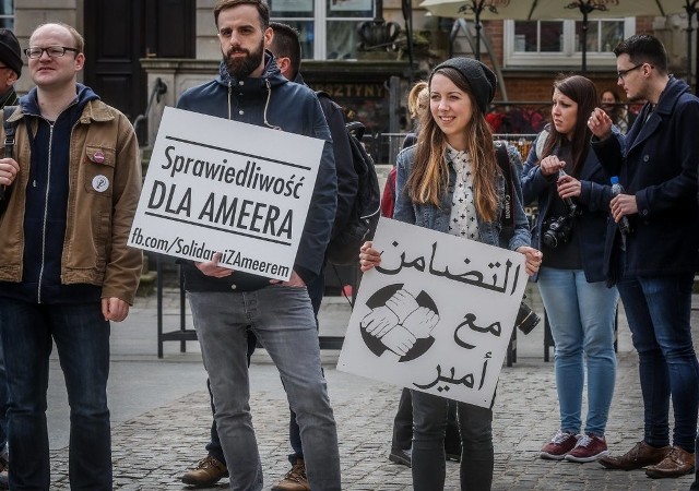 W niedzielę przy fontannie Neptuna odbył się demonstracja przeciwko deportacji Ameera do jego ojczyzny w Iraku. -  Nie zgadzamy się na deportację Ameera i manipulacje ABW! Nie zgadzamy się na nękanie Ameera na podstawie wyssanych z palca oskarżeń - uważają  organizatorzy protestu.