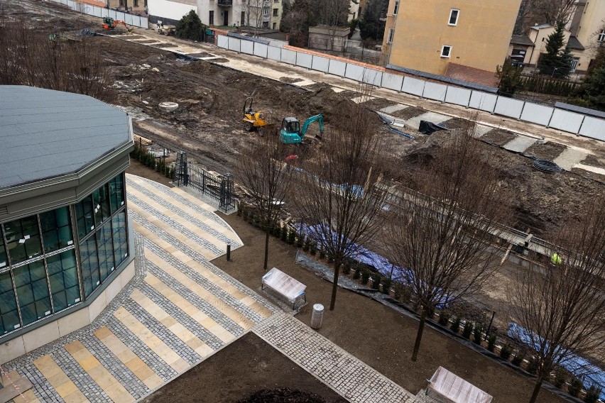 Kraków. Parking przy Karmelickiej naprawdę zaczyna przypominać park. Tworzą się miejsca pod alejki i kwiaty