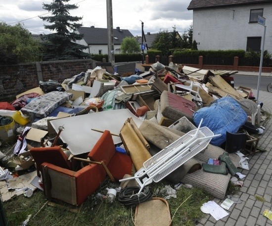 Góra śmieci składa się głównie ze starych mebli. Ludzie przynoszą tu także zwykłe domowe odpadki.
