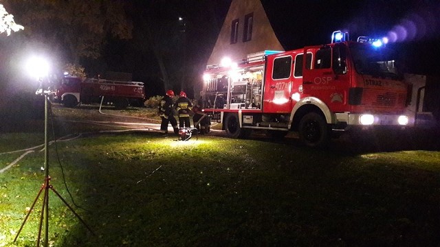 Dzisiaj około godziny 1.40 strażacy zostali wezwani do pożaru w Czarnicy (gm. Miastko). Paliła się wiata z drewnem przylegająca do budynku gospodarczego. Pożar ugaszono. W akcji brały udział jednostki z Miastka, Piaszczyny, Wałdowa i Dretynia. (ang)