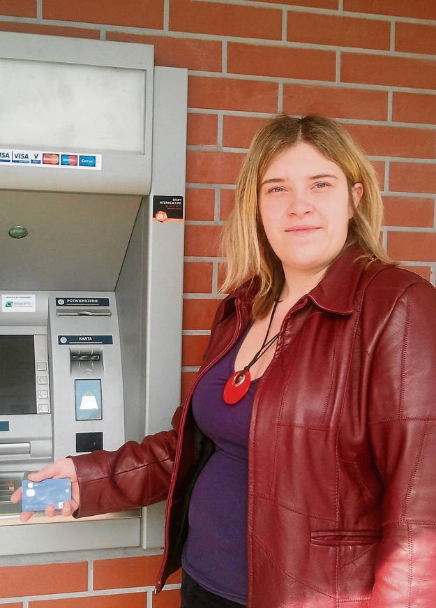 Natalia Budzyńska z Chrzanowa, zanim wypłaci pieniądze z bankomatu, zawsze dokładnie sprawdza urządzenie
