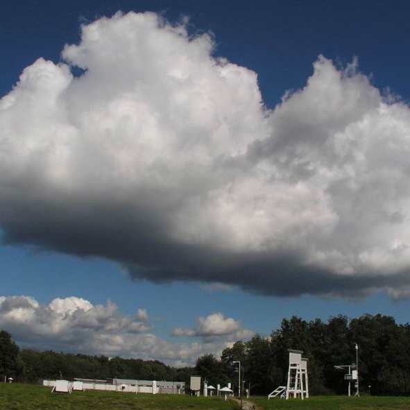 Cumulus (Cu); chmury Klebiaste [lac. Cumulus- kupa stos ]Termin wprowadzony przez Anglika L. Howarda w 1803r.Jeden z podstawowych rodzajów chmur o budowie pionowej. Oddzielne, grube, biale chmury pochodzenie konwekcyjnego, których górna cześc ma ksztalt wiez lub kopul, podstawa zaś jest prawie pozioma, skladają sie glównie z kropel wody.W ciągu typowego letniego dnia odznaczają sie wyraLnym cyklem rozwojowym. Przed poludniem powstają na skutek konwekcji swobodnej jako gatunek fraktus lub humilis, nastepnie rozwijają sie do form mediokris lub congestus, a przy bardzo silnej konwekcji mogą sie przeksztalcic w cumulonibusy(chmury burzowe, deszczowe), by w godzinach wieczornych przeksztalcic sie  w inne chmuryhumils - plaski; fraktus - postrzepiony; mediokris -mala rozciąglośc pionowa ;congestus - duza rozciąglośc pionowa ; calvus - lysy ;capilatus - kedzierzawy[Slownik meteorologiczny. PTG, IMGW. Warszawa 2003]