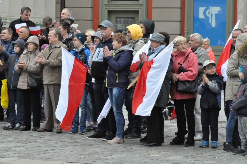 Wrocław: Dzień Flagi na pl. Gołębim (ZDJĘCIA)