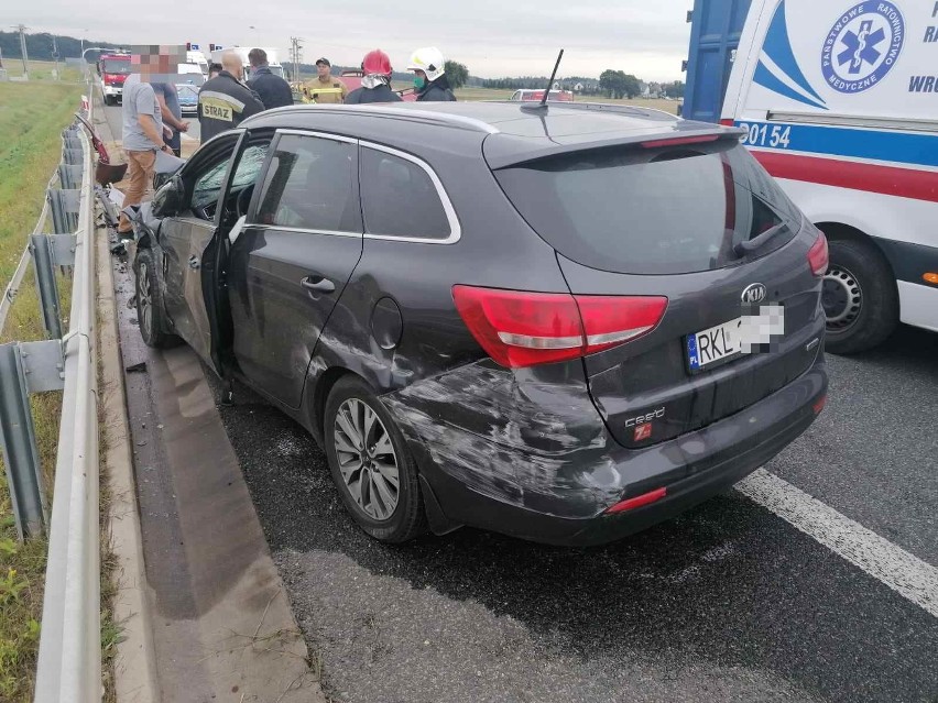 Groźny wypadek tuż pod Wrocławiem. Auto zmasakrowane