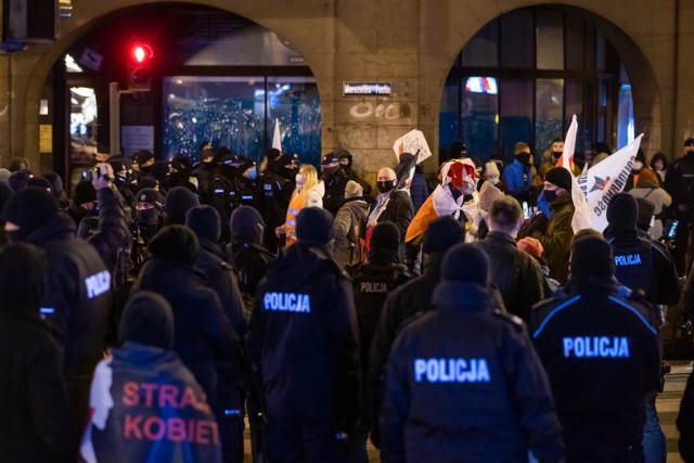 01.02.2021 bydgoszcz protest strajk kobiet aborcja prawa kobiet pis  policja  .fot: arkadiusz wojtasiewicz/polskapress