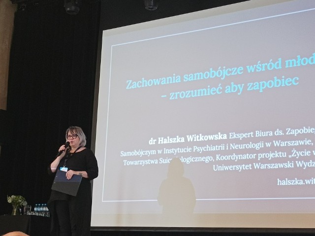 Rozmawiamy  z dr Martą Anną Sałapatą, psychotraumatolożką specjalizującą się w tematyce straty i żałoby, od 18 lat nauczycielką akademicką na Uniwersytecie Pomorskim w Słupsku. Jako pedagog zajmuje się między innymi tanatopedagogiką, czyli taką, która związana jest z umieraniem i śmiercią.