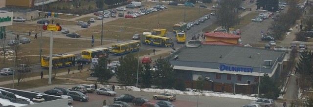Autobus przegubowy zablokował skrzyżowanie na os. Niepodległości.