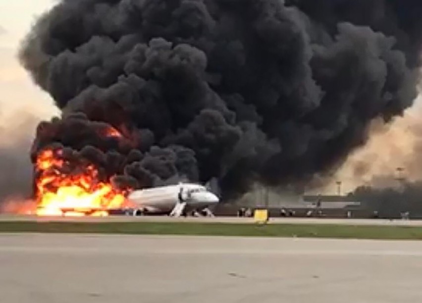 Moskwa: Awaryjne lądowanie samolotu na lotnisku Szeremietiewo. 13 osób nie żyje