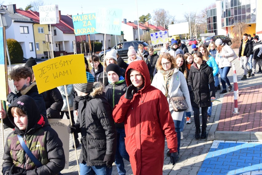 Tarnobrzeg. Uczniowie "Małego Księcia" solidarni z Ukraińcami. Protestują przeciwko napaści Rosji na Ukrainę (FOTO)