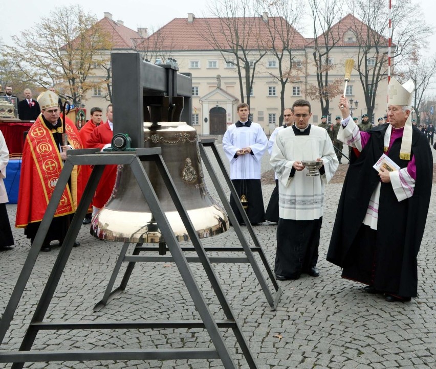 Na głównym placu Starego Miasta ksiądz biskup Andrzej F....