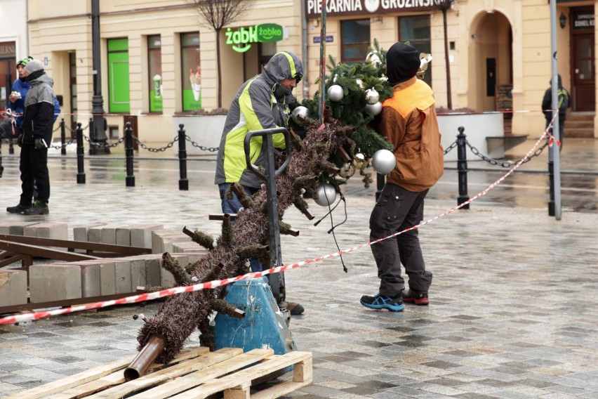 Lublin. Święta, święta i po świętach! Bożonarodzeniowe drzewko zniknęło sprzed ratusza. Zobacz zdjęcia 