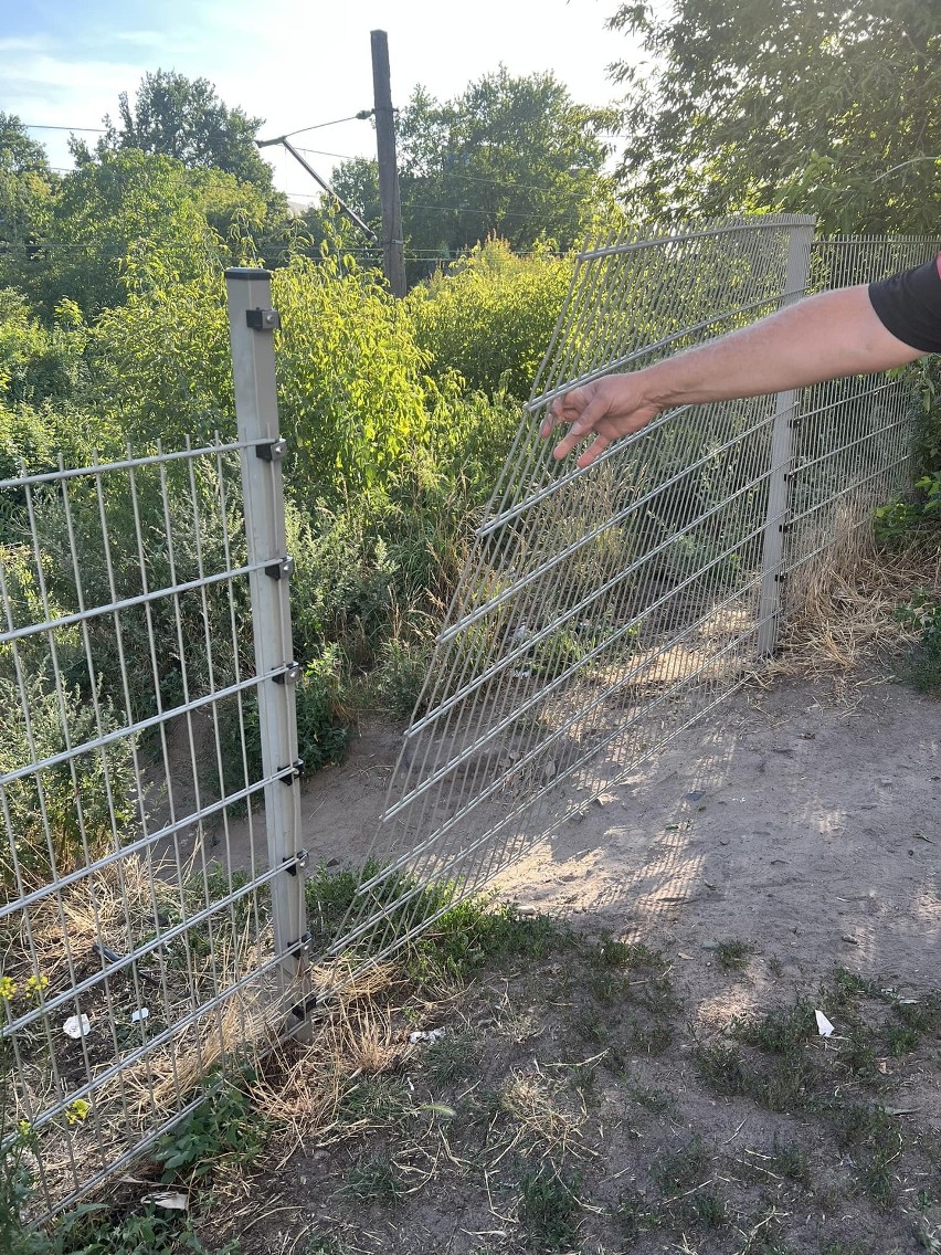 Mieszkańcy osiedla Arkońskie-Niemierzyn walczą o bezpieczne przejście przez tory. "Tu potrzeba kładki - nie zasieków". 