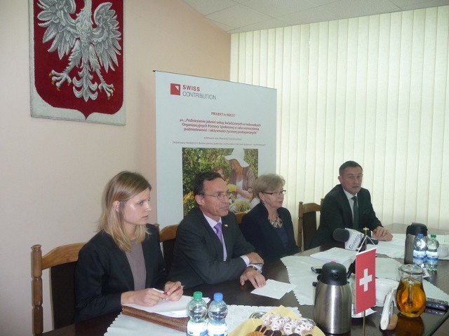 Lukas Beglinger, ambasador Szwajcarii:  trzeci z lewej strony powiedział, że współpraca  ze świętokrzyskimi władzami układa się bardzo dobrze. Cieszę się, że zainaugurowaliśmy realizację projektu. W ramach szwajcarsko polskiego programu współpracy na pewno uda się podnieść jakość usług w obszarze pomocy społecznej.