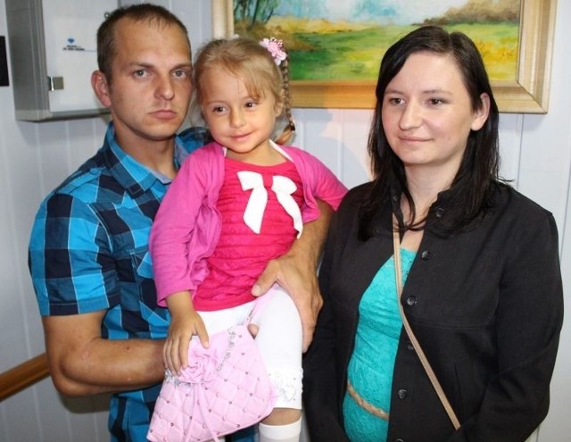 Mała Wiktoria Małek z rodzicami, Dorotą i Łukaszem.