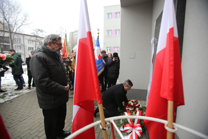 Obchody 37. rocznicy strajku i pacyfikacji kopalni „Wujek". Odsłonięto pamiątkową tablicę Dziewięciu Górników w SP nr 5 w Katowicach WIDEO 