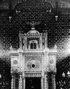 Wnętrze żydowskiej synagogi, która przed wojną stała w Szczecinku. Została zniszczona w czasie Nocy Kryształowej