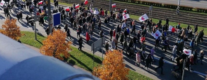 Marsz antyszczepionkowców ulicami Gdańska. Na transparentach: "My się nie szczepimy", "Stop segregacji sanitarnej"