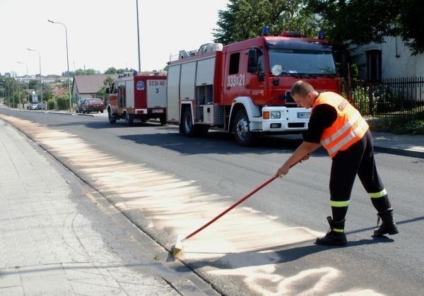 Strażacy sypali na olej piasek i specjalny preparat pochłaniający maź. Wszystko trzeba było zmieść i przemyć specjalnym płynem.