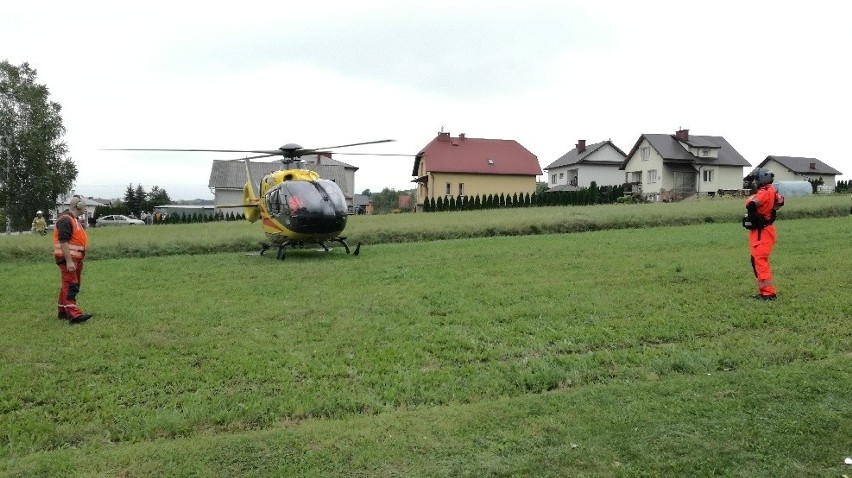 W Racławicach mężczyzna spadł z dachu. Helikopter LPR zabrał go do Tarnowa (AKTUALIZACJA)