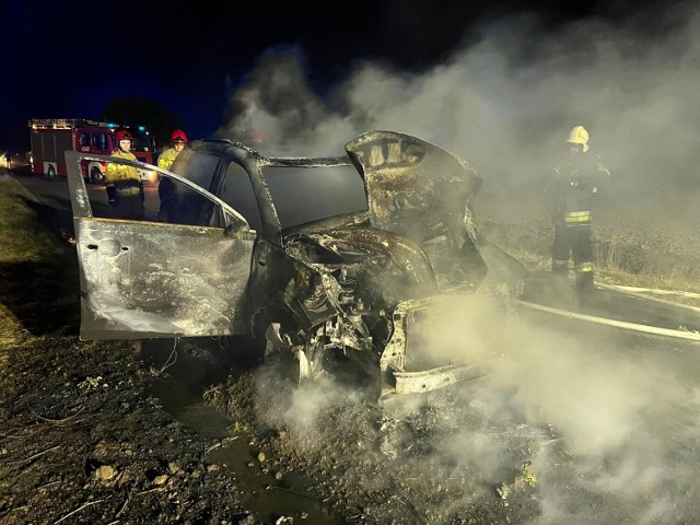 Pojazd doszczętnie spłonął, ale najważniejsza informacja jest taka, że nikomu nic się nie stało.