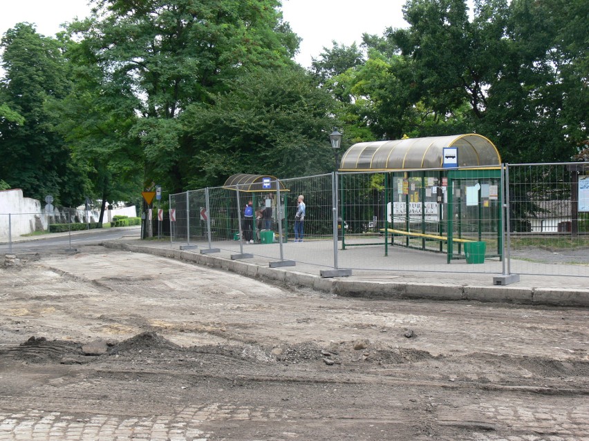 Istniejący przystanek autobusowy poniżej Bramy Opatowskiej...