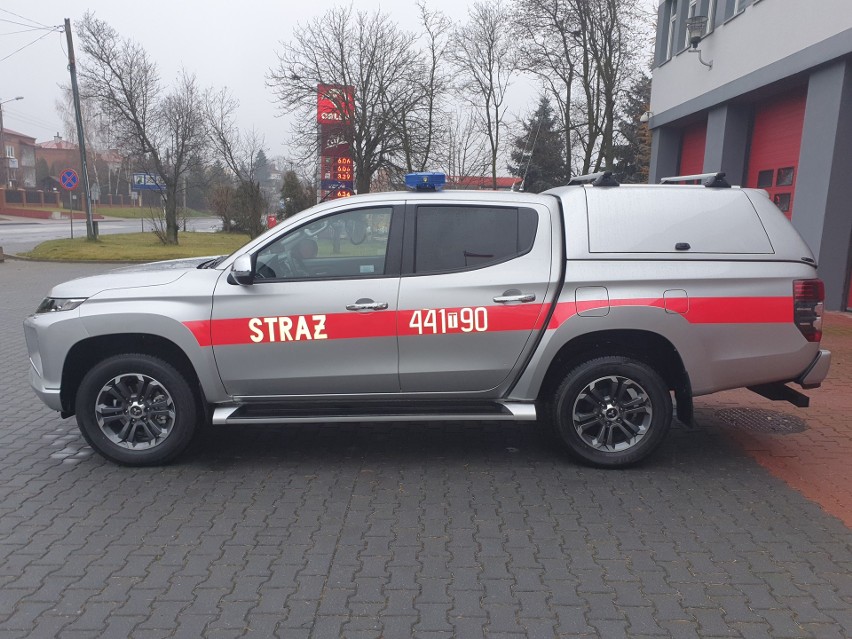 Nowy samochód opatowskiej straży pożarnej. Pomoże w akcjach ratowniczych (ZDJĘCIA)