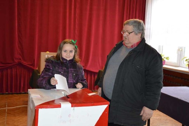 Głosowanie w Tychowie Starym. Głos oddaje Wiesław Derlatka wraz z wnuczką Weroniką Stopmor.