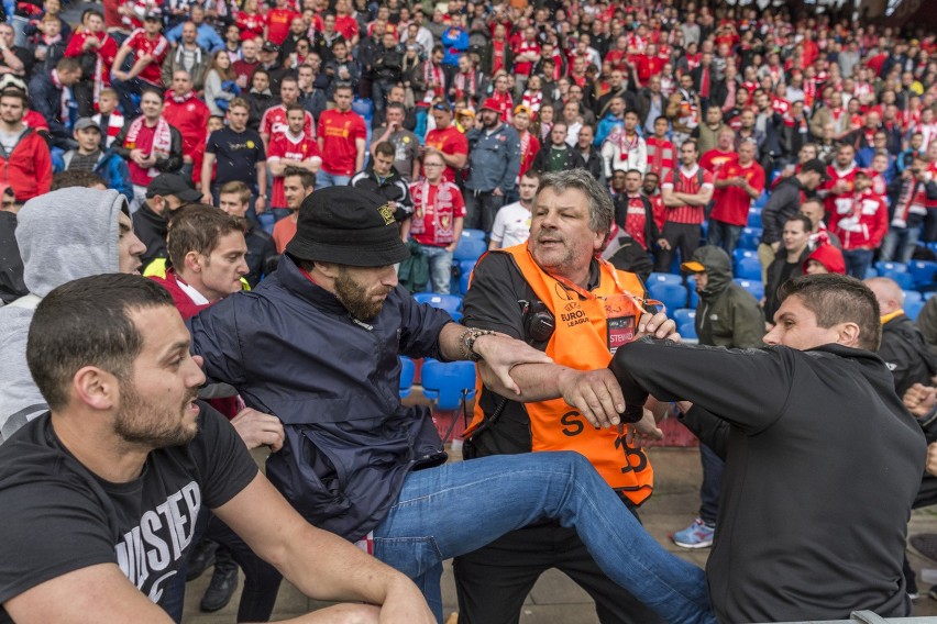 Zadyma na stadionie w Bazylei