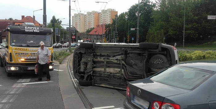 Jeden z volkswagenów pod wpływem siły uderzenia przewrócił...