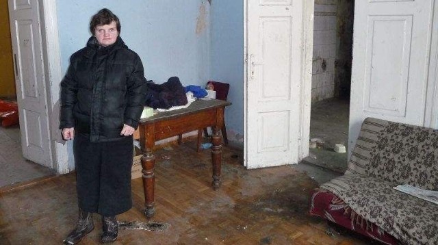 Kielczanka do rodzinnego domu przy ulicy Grochowej nie  może wrócić, bo została z niego ruina. Pani Katarzyna mówi, że nie ma środków na wyremontowanie tak zdewastowanego domu.