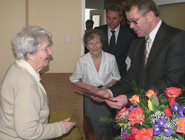 Pierwszej w tym roku buskiej stulatce, Helenie Janickiej, złożył życzenia burmistrz Piotr Wąsowicz.