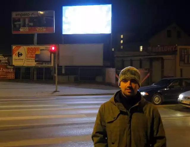 - Tego typu reklamy nie powinny być ustawiane przy drogach, ponieważ oślepiają bardzo jaskrawym światłem &#8211; twierdzi Karol Marszałek, spotkany przy skrzyżowaniu ulic Wierzbickiej, Wjazdowej i Toruńskiej.