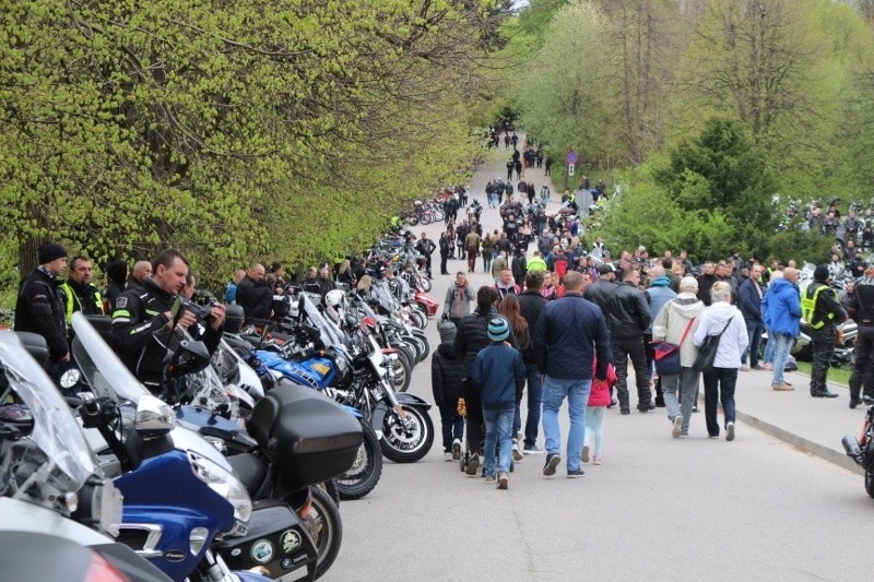 Na Świętym Krzyżu rozpoczęli sezon motocyklowy. Było 3,5 tysiąca miłośników jednośladów z Polski i zagranicy, wśród nich księża [ZDJĘCIA]