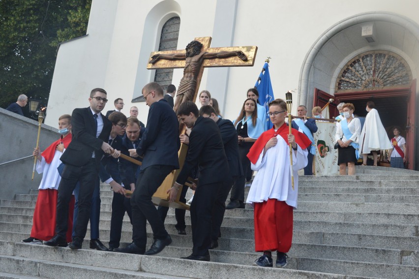 Odpust Matki Bożej Opolskiej. Procesja przez miasto i kołacz w ogrodzie kurii