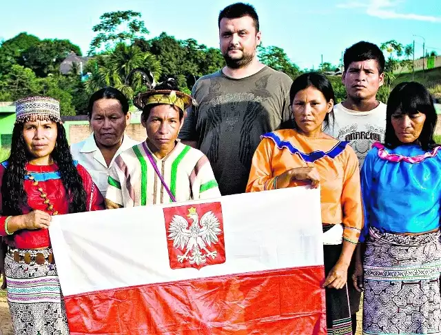 Mirosław Rajter (w środku) ma wśród Indian wielu przyjaciół.  Uczestników pierwszego kongresu ludów  rdzennych w prowincji Atalaya, który wtedy obradował, bardzo poruszyła śmierć polskich kajakarzy.