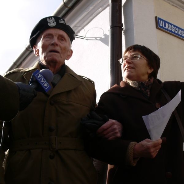 Major Kazimierz Bogacz z córką Anną Kowalską przed budynkiem dawnego ubeckiego więzienia w Tarnobrzegu. Tablicę poświęconą akcji &#8222;Bławata&#8221; odsłonięto dopiero w listopadzie tego roku.