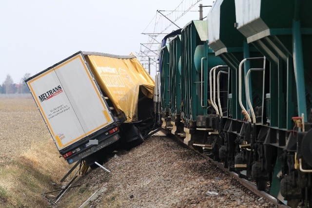 Wypadek samochodu ciężarowego i pociągu w Dobrzykowicach na przejeździe kolejowym
