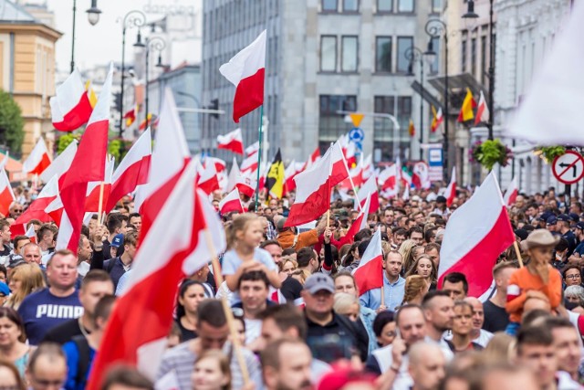 Prezydent Warszawy Rafał Trzaskowski próbuje zablokować organizację Marszu Powstania Warszawskiego. Odwołał się od decyzji wojewody mazowieckiego, który wyraził zgodę na cykliczne organizowanie marszu do roku 2024. Na zdjęciu Marsz Powstania Warszawskiego w 2021 roku.