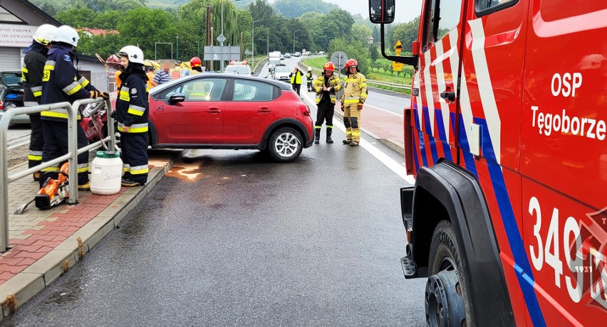 Groźny wypadek drogowy na lewym brzegu Jeziora Rożnowskiego. Utrudnienia na DK 75