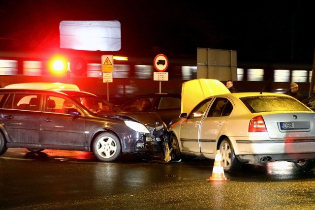 W 2018 roku stawki ubezpieczenia OC były niższe niż przed rokiem we wszystkich miastach wojewódzkich. W Opolu średnia cena polisy zmniejszyła się o 2,1 procent. Jak stolica województwa opolskiego zaprezentowała się w odniesieniu do pozostałych miast?Średnia cena ubezpieczenia OC wyniosła w 2018 roku 741 złotych - wyliczył serwis rankomat.pl. To oznacza, że kierowcy płacili o 5 procent mniej niż przed rokiem. Na niższe ceny w 2018 roku mogli liczyć mieszkańcy całego kraju. Dysproporcja cen OC pomiędzy najtańszym i najdroższym polskim miastem miastem wyniosła 55,5 procent.Na cenę ubezpieczenia OC w dużej mierze wpływa miejsce zamieszkania właściciela pojazdu. Składka z reguły jest wyższa dla mieszkańców miast, na terenie których często dochodzi do kolizji i wypadków. Ubezpieczyciele zwracają także uwagę na natężenie ruchu w danym regionie, gęstość zaludnienia, a nawet ukształtowanie terenu - mówi Tomasz Kroplewski, kierownik ds. rozwoju sprzedaży rankomat.pl