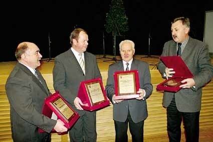Prezesi firm - laureatów konkursu (od lewej): Ludwik Para (WODKLIK), Adam Bogdan (Gospodarstwo Rolne Góra Ropczycka), Franciszek Baran (Wytwórnia parkietów BARAN),, Kazimierz Skorupski (DREWSYSTEM)