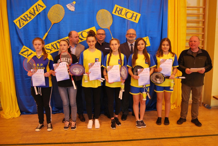 Międzyszkolny Turniej Badmintona w Wodzisławiu. Rywalizowało 46 uczniów z całej gminy. Wójt rozegrał mecz z dyrektorem liceum