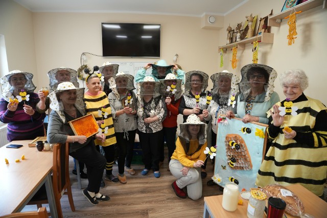 Podopieczni Dziennego Domu Pobytu dla Seniorów Caritasu przy Szosie Bydgoskiej 1a w Toruniu spędzają czas niezwykle aktywnie. Ostatnio uczestniczyli w warsztatach pszczelarskich i mieli okazję przymierzyć stroje pszczelarzy